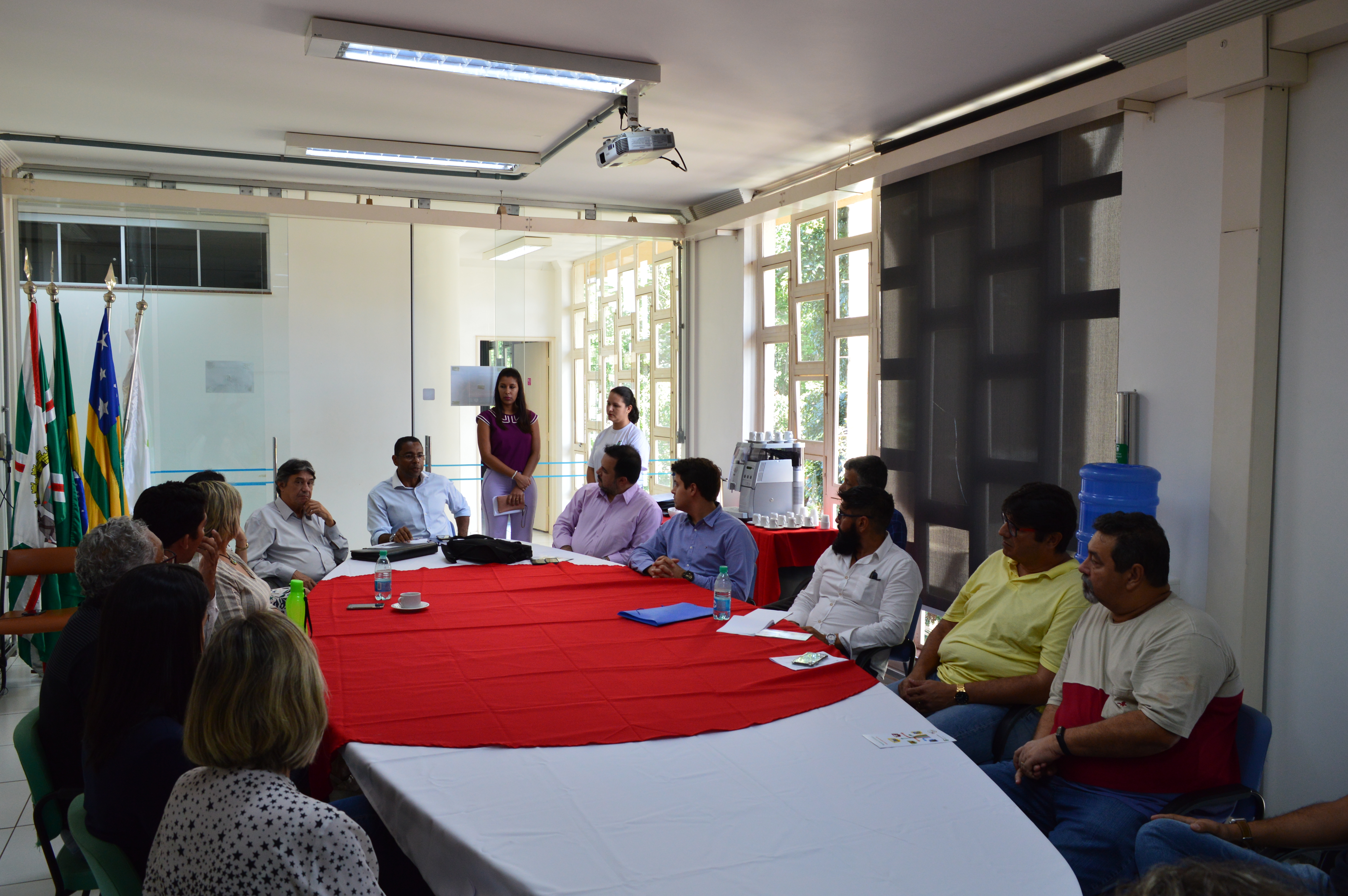 Reunião entre a comissão de avaliadores do Inep e a equipe gestora do Câmpus Goiânia, realizada no dia 11 de março, na sala da direção-geral.
